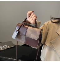 Nuevo bolso de mensajero versátil de hombro, bolso cuadrado pequeño portátil con costuras. - details 27