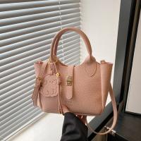 Bolso de mano elegante con forma de cubo cruzado inclinado, bolso de mano con colgante de cachorro para mujer, bolso de hombro de cuero de PU de alta gama con patrón de lichi, primavera y verano - details 34