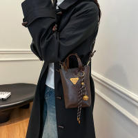 Bolso bandolera para teléfono de inspiración vintage para mujer - Cierre magnético, correa ajustable, color beige, diseño elegante y funcional para uso diario - details 7