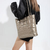 Bolso de mano acolchado de plumas para mujer, bolsa de hombro de gran capacidad, alta calidad, Color sólido, Invierno - details 13