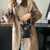 Bolso bandolera para teléfono de inspiración vintage para mujer - Cierre magnético, correa ajustable, color beige, diseño elegante y funcional para uso diario - details 9