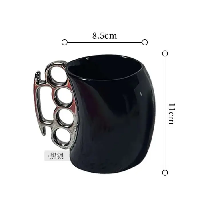 Taza de cerámica con puño fístico y nudillos - 1