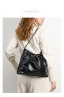 Bolsos de mujer de gran capacidad a la moda, nuevo bolso de mensajero de cadena plisada con textura de alta calidad en color sólido. - details 5