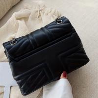 Bolso de hombro cuadrado pequeño y elegante para mujer - Bolso de PU acolchado estructurado con cierre magnético, correa de cadena de metal ajustable, disponible en azul/negro - Bolso de mano para el día a día y de noche para el trabajo, citas, fiestas - - details 3