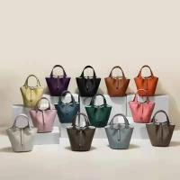 Bolso de mano a la moda para mujer, bolso Togo de gran capacidad, capa de cabeza de cuero de vaca, forma de cubo de agua, mochila de lujo de alta gama, novedad de 2024 - details 0
