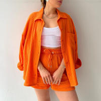 Conjunto de dos piezas para mujer, camisa de manga larga con cuello vuelto de tela arrugada, pantalones cortos con cordón de cintura alta, moda informal de talla grande - details 2