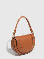 Bolso de mujer español bolso de sillín magnético con broche de solapa decorativo bandolera - details 3