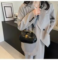 Elegante bolso cruzado negro para mujer, bolso de hombro retro chic con cierre dorado, perfecto para la moda de otoño e invierno - details 9