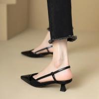 Sandalias de tacón medio de charol puntiagudo rojo vino francés para mujer, zapatos vacíos Retro con tacón ajustado en la espalda, novedad de verano 2025 - details 9