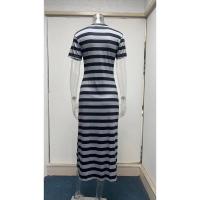 Vestido de mujer con abertura y estampado de rayas, escote en pico, manga corta, estilo casual, corte A, largo hasta media pantorrilla. - details 6