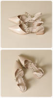 Sandalias de verano para mujer con tacón grueso, punta puntiaguda y remaches en color nude. - details 7