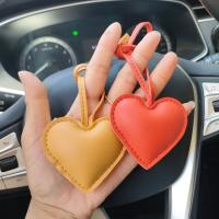 LLavero de corazón de cuero PU de moda, llavero de coche, colgador de cuero PU de amor, colgante de bolso de 14 colores a la moda para hombres - details 3