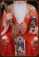 El Señor Estelar, matrimonio de personas mayores bajo la luna, sosteniendo una cuerda roja y estatua de la Doncella Roja en casa, sirviendo como decoración para el - details 4