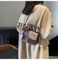 Nuevo bolso de mensajero versátil de hombro, bolso cuadrado pequeño portátil con costuras. - details 18
