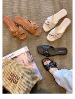 Sandalias de tacón bajo con hebilla de cinturón y punta abierta con cabeza cuadrada biselada retro pequeña para mujer en verano - details 2