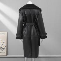 Chaqueta Larga de Lana de Oveja con Detalles de Parche Abrigo de Invierno Cálido con Cinturón y Bolsillo Moda Callejera Femenina 2024 - details 2