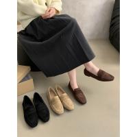 Un zapato sencillo retro de estilo francés con punta redonda para mujer con suela plana y gorros. - details 1