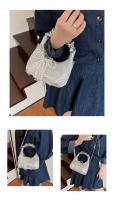 Bolso plisado de lentejuelas de estilo coreano, bolso cruzado con cadena y colgante de lazo exquisito, bolso de hombro ligero de Color sólido - details 9