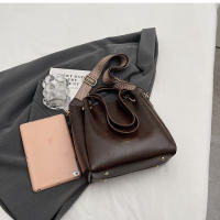 Bolso de hombro de cuero PU de gran capacidad para mujer, bolsos de mano de diseñador, tendencia de moda, invierno, 2023 - details 5