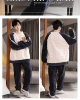 El pijama de hombre queen size es cálido y grueso con un estampado de rayas, perfecto para pijamas de descanso de otoño e invierno, acolchado de forro polar coral para mayor calidez y suave comodidad - details 9