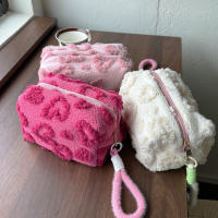 Bolsa De Maquillaje De Peluche Con Manija Organizador De Viaje Estuche De Cosméticos Suave Estampado De Amor Bolso De Lápices Lindo Y Portátil - details 0