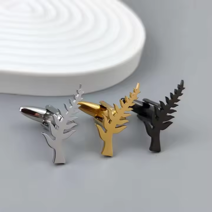 Gemelos de acero inoxidable bañados en oro natural de 18 quilates: diseñados en forma de helechos, perfectos para bodas al aire libre y ecológicos - 1