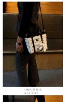 Bolso para mujer marca Hong Kong marca avanzada Qin2025Nueva bolsa de cubo portátil con contraste de un solo hombro para cesta de verduras - details 7