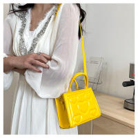 1 bolso elegante de color sólido para mujer con correa desmontable - Diseño con patrón de corazón, perfecto para regalo del Día de San Valentín, disponible en magenta, blanco, negro, verde, amarillo - details 7