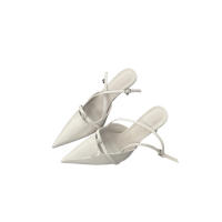 Sandalias de Cabeza de Bolso Fino Punta de Zapato Vacío de Perlas de Charol Plateado de Tacón Alto - details 2