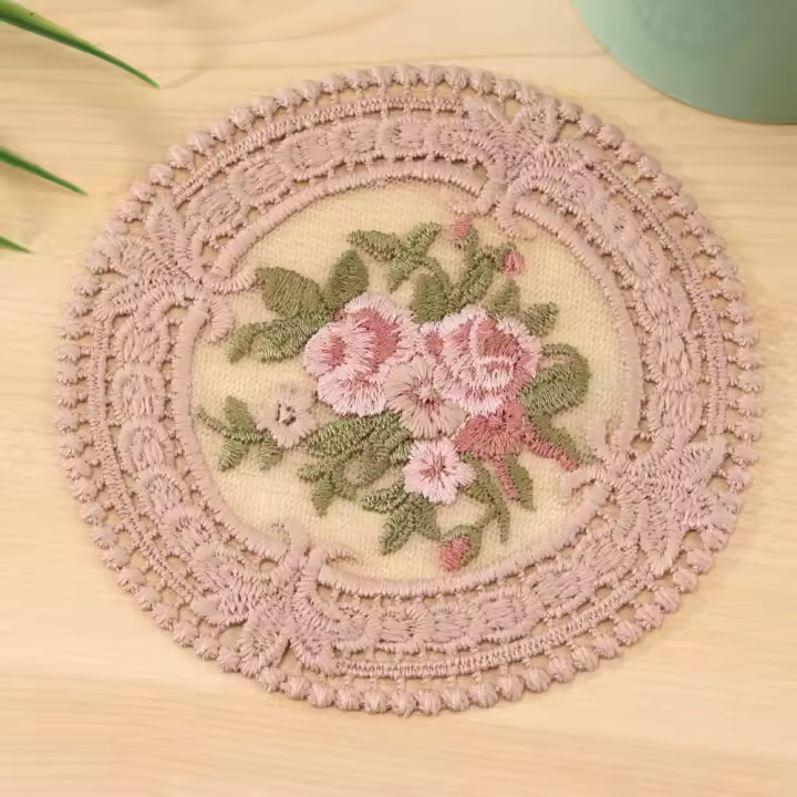 Posavasos de Encaje Vintage de 12cm Estilo Europeo Anti-Escaldado Ideal para Tazas de Café y Platos de Mesa - 1