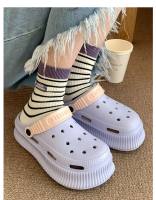 Los estudiantes usan la versión coreana de moda y creativa de los zapatos con agujeros, zapatillas geniales de cabeza de bolsa de paso de mierda de suela gruesa suave de EVA de verano para mujer - details 11