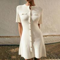 Elegante Vestido Mini de Punto Blanco Ajuste Delgado, Manga Corta, Botón de Metal - details 6