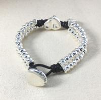 UNO DE Pulsera de Corazón con Perlas de Cuero Multistrand: Pulsera para Mujeres con Sentido de Diseño Etnico - details 1