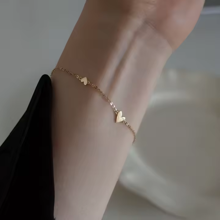 Pulsera minimalista con corazones pequeños para mujer, cadena chapada en oro de acero inoxidable, regalo de joyería de moda para estudiantes - 1