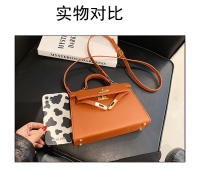 Cerradura texturizada portátil pequeño bolso cuadrado de las mujeres nuevo versátil clásico bolso de mensajero de hombro PU bolso Kelly de moda - details 37