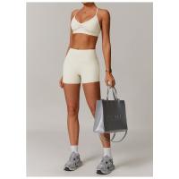 Una mujer con pantalones cortos de yoga de cintura alta que levantan la cadera sobre pantalones cortos deportivos ajustados, adelgazantes y para correr. - details 10