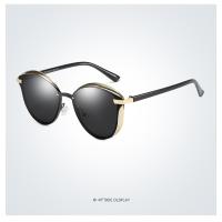 El conductor masculino conduce gafas de sol polarizadas metálicas para deslumbrar las gafas de sol - details 24