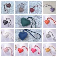 LLavero de corazón de cuero PU de moda, llavero de coche, colgador de cuero PU de amor, colgante de bolso de 14 colores a la moda para hombres - details 0
