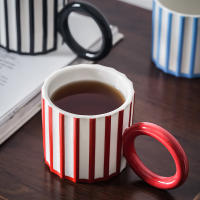 Taza de cerámica ins taza de viento moderno simple burdeos creativo mango grande raya vertical nicho personalizado mango de cinturón - details 1