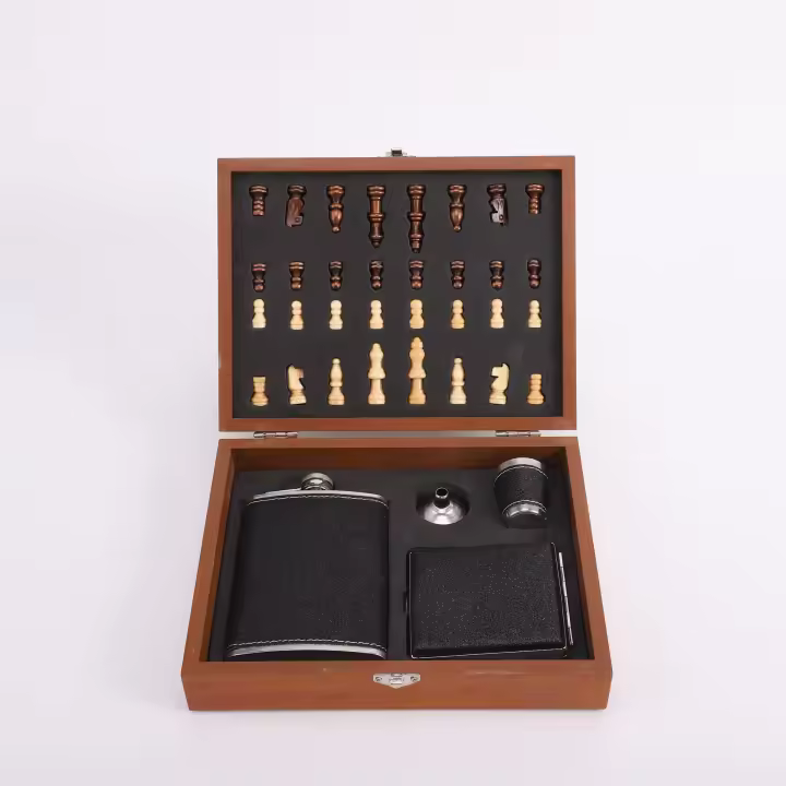Set Premium Vino/Whisky con Ajedrez - Caja Madera Noble, Acero Inox y Cuero PU, Incluye Sacacorchos + Copa 225ml + Pipa, Ideal para Regalos de Hombre, Camping y Fiestas - 1
