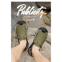 Verano dos usan zapatillas de playa, sandalias deportivas al aire libre y zapatos de montañismo. - details 3