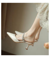 Baotou usa tacones de aguja y zapatillas con pedrería. - details 4
