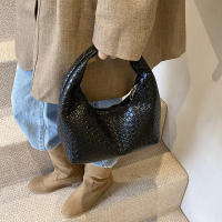 Bolso de hombro tejido en relieve para mujer, bolsa de mano de cuero PU suave, con asa superior pequeña, informal, para uso diario - details 12