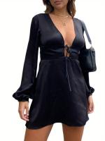 Vestido de estilo femenino vestido de cuello V profundo diseño de nicho falda corta con tirantes - details 1