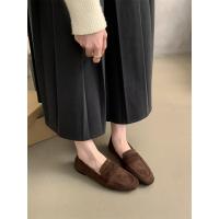 Un zapato sencillo retro de estilo francés con punta redonda para mujer con suela plana y gorros. - details 3