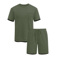 Traje deportivo de hombre con bloques de color, pantalones cortos de dos piezas, cuello redondo y camiseta de manga corta. - details 14