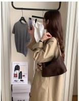 Bolso bandolera retro de gamuza para mujer de la colección europea - Bolso de hombro ajustable color café con cierre de cremallera, bolso minimalista para ir al trabajo, bolso bandolera informal, bolso de diseño europeo, acabado de textura suave - details 23