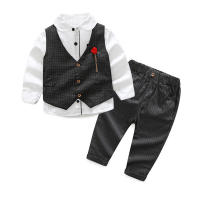 Conjunto de tres piezas de moda infantil para otoño: chaleco, traje formal para niños, cárdigan de manga larga de algodón con boutonniere. - details 2