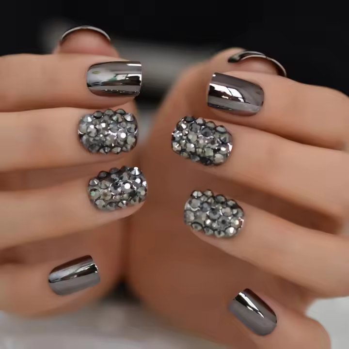 Uñas postizas cortas metálicas con diamantes de imitación de cobertura completa en cuatro colores diferentes para un look brillante - 1