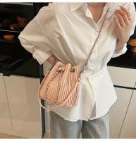 Bolso minimalista de cubo para mujer Cierre con cordón, bolso de mano elegante para uso diario y formal Accesorio de moda en tonos beige, negro, gris, khaki, rosa Finalización texturada - details 18